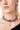 Choker BLKMBA de cadena metálica gruesa con eslabones entrelazados y cierre frontal decorativo.