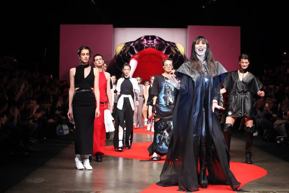 Moria Casán cerrando la pasarela de BAFWEEK para la colección Subliminal de Blackmamba