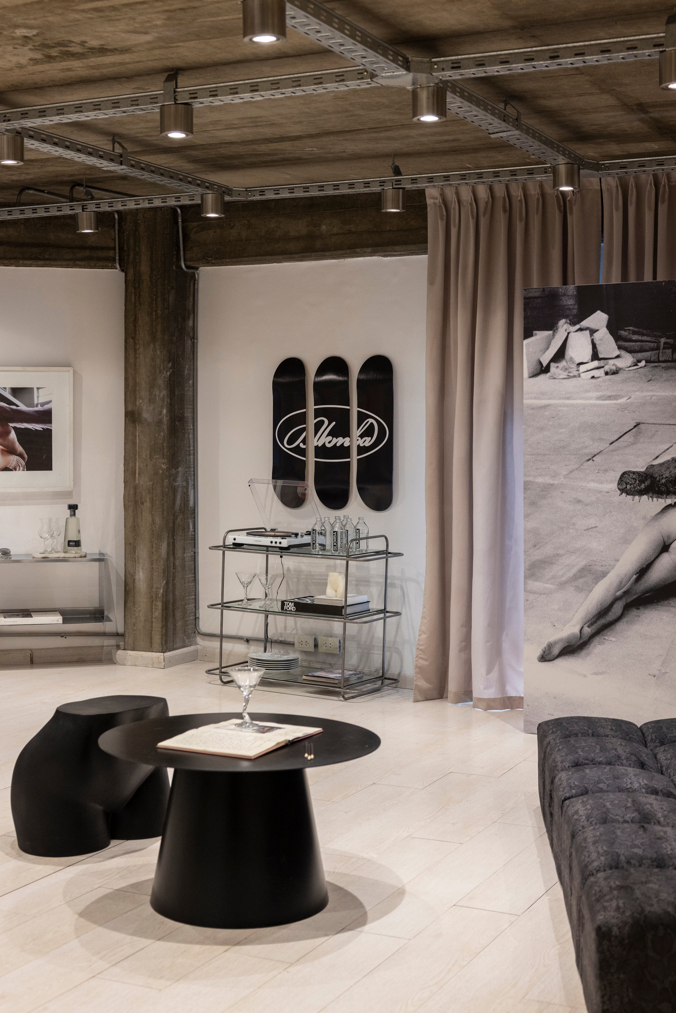Detalles del showroom y asesoramiento 1 a 1 en el estudio Blackmamba