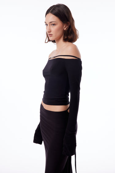 Blkmba Shoulderless Top - detalle logo BLKMBA en pecho