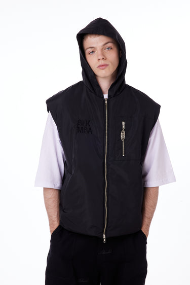 Chaleco negro BLKMBA sin mangas con capucha y cierre frontal visible, estilo urbano.