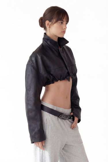 Chaqueta de cuero BLKMBA negra con corte corto y cuello alto ajustable.