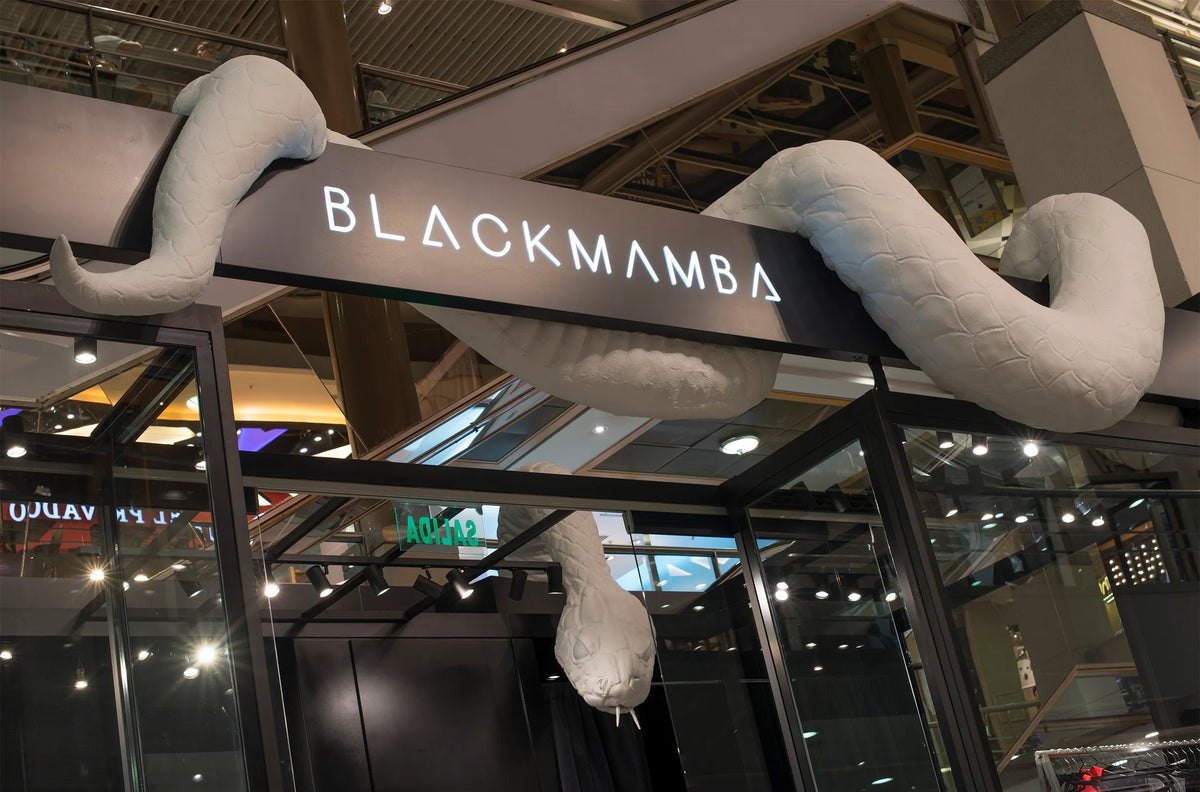 Primera tienda Blackmamba en Alcorta Shopping con su representativa serpiente en el techo