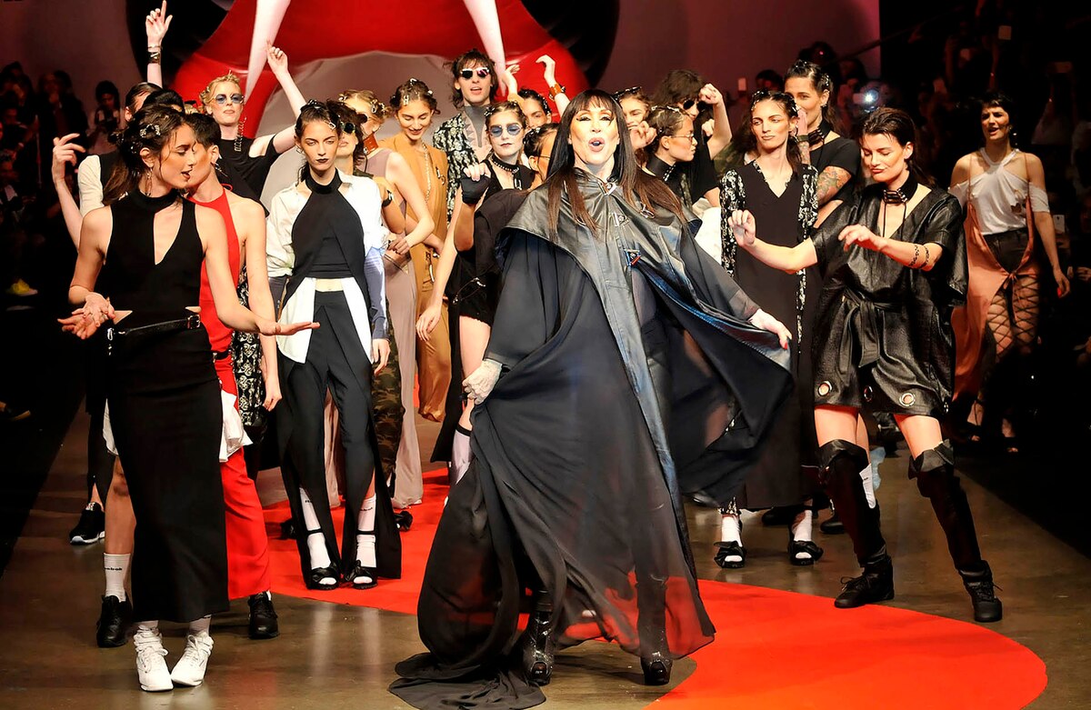 Moria Casán como protagonista del desfile de Blackmamba en BAFWEEK SS17
