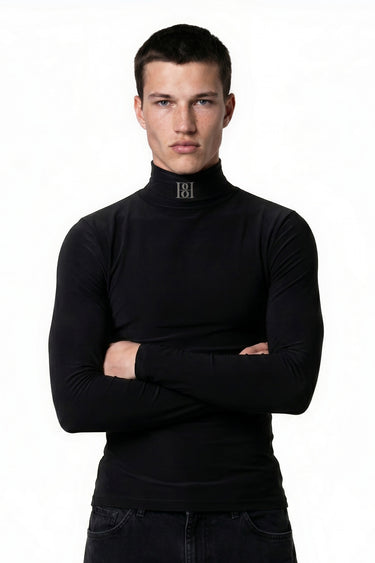 Buzo negro BLKMBA ajustado de cuello alto con logo discreto en la base del cuello.