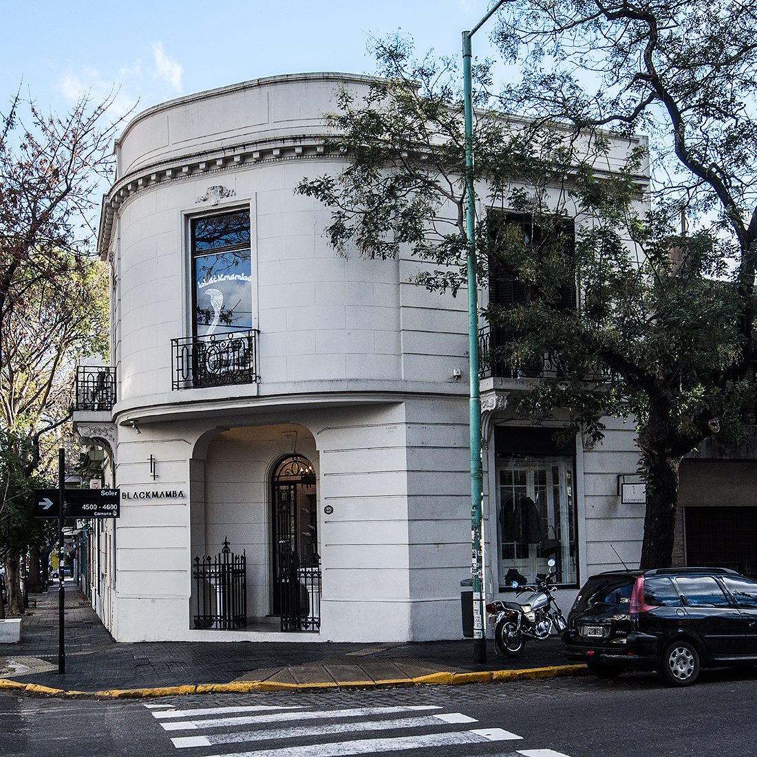 Detalles de indumentaria en cuero y ambientación gótica en la tienda Soler de Palermo