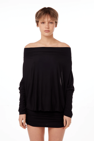 Vestido negro BLKMBA manga larga estilo murciélago con escote hombros descubiertos y falda ajustada.