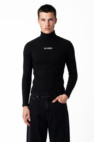 Polera Skin Comfy BLACKMAMBA – modelo masculino con polera comfort fit